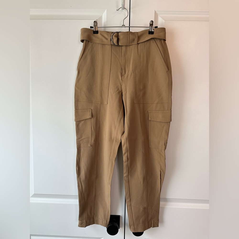 Banana Republic Women’s Slim Refined Stretch Cargo Pant Beige NWOT (Size 2)